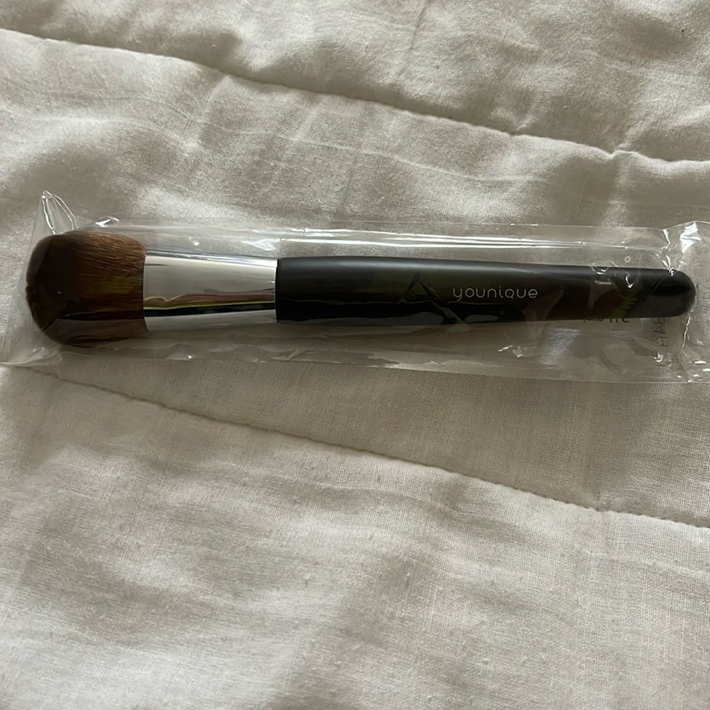 Younique tapered blusher brush